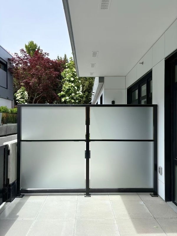 Kaca Pagar Kolam Renang Pintu Shower Balustrade Partisi Melengkung Sgp Laminasi Anti Peluru Berwarna Enamel Kaca Bermotif